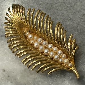 Vintage Lisner Large faux pearl and gold tone brooch